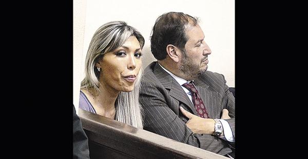 Gabriela Zapata acudió el jueves a una audiencia acompañada por uno de sus abogados