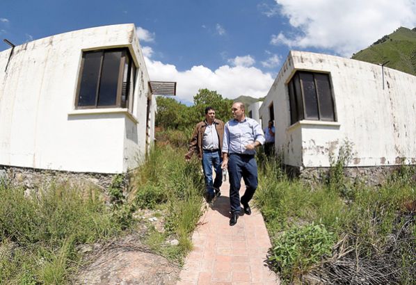 EL DIRIGENTE DE LA CONMEBOL GONZALO BELLOSO (D) INSPECCIONA LOS AMBIENTES DEL CAR JUNTO A ROLANDO LÓPEZ. DICO SOLÍS