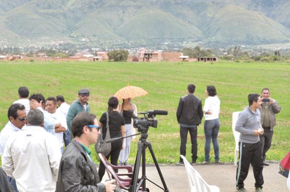 TERRENOS TENTATIVOS PARA LA CONSTRUCCIÓN DE LA VILLA, EN SACABA, SON INSPECCIONADOS POR REPRESENTANTES DE ODESUR. BENJAMÍN JAMES