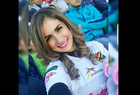 Nataly Subirana, pareja de Ronal Eguino hace 3 años. "Veré el partido en mi casa. Pido que Dios ilumine a mi amado y que Juegue con mucho corazón y amor a la camiseta. En casa lo apoyamos y le deseamos quetenga un excelente partido"