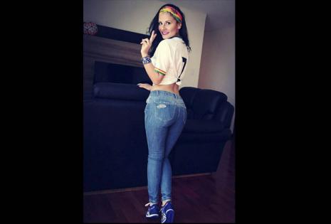 Melissa Mendoza, esposa del 'Conejo' Arce: En casa con mis hijas (en la paz)  mi palpito siempre será positivo,mi apoyo es incondicional hacia el y la selección. Llevamos casi 13 años juntos, todo partido es difícil,más aún cuando se enfrenta a un equipo