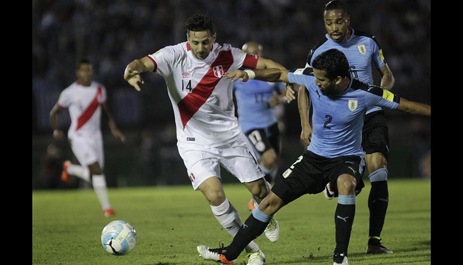 La Selección Peruana volvió a sufrir una nueva derrota en las Eliminatorias Rusia 2018. Uruguay le alcanzó con la mínima para quedarse con el triunfo (Foto: <span class="caps">EFE</span>)
