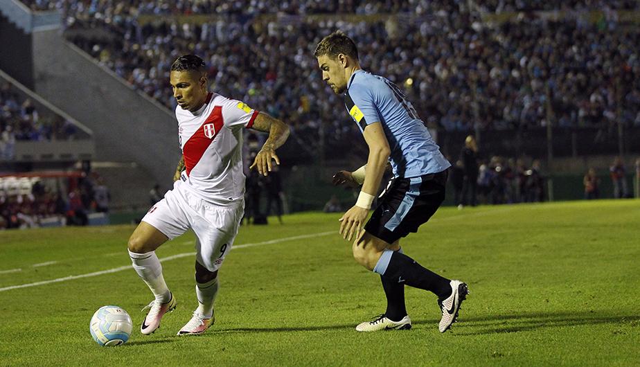 La Selección Peruana volvió a sufrir una nueva derrota en las Eliminatorias Rusia 2018. Uruguay le alcanzó con la mínima para quedarse con el triunfo (Foto: <span class="caps">EFE</span>)