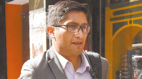 Legajo. El fiscal Edwin Blanco lleva documentos para una audiencia de ayer.