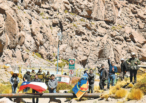 Frontera. El Alcalde de Calama (centro) junto a la bandera de su país, periodistas y carabineros de Chile.