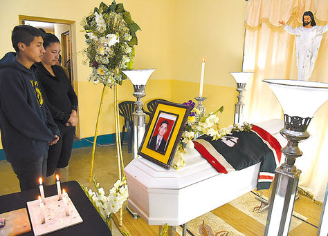 Exequias. El cuerpo de Llano fue velado ayer en la capilla de la zona Nuevos Horizontes de El Alto.