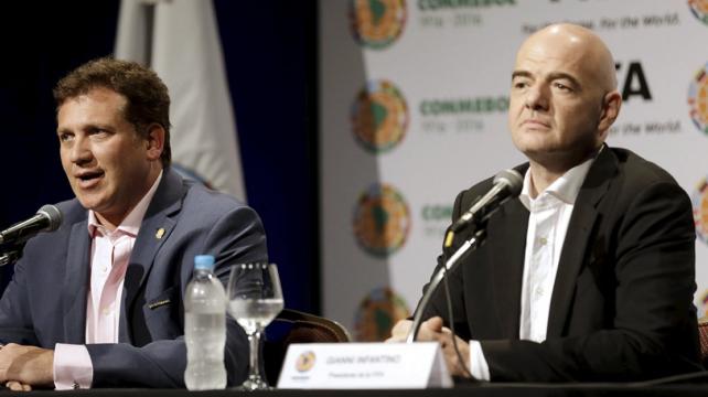 Infantino (Dcha.) llegará a Bolivia con el presidente de Conmebol, Alejandro Domínguez (Dcha.). Foto: Reuters
