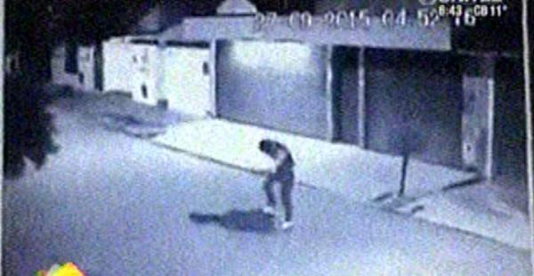 En la imagen presuntamente Teodovich salta sobre la humanidad de su victima que por cuestiones de seguridad se evitó identificarlo