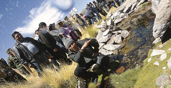 El presidente Evo Morales acudió ayer al Silala; tomó agua y ratificó un proceso a Chile