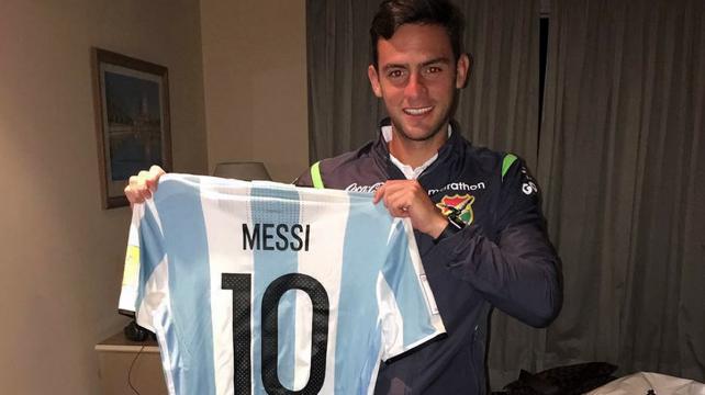 Saucedo mostrando la camiseta más requerida de la derrota ante Argentina. Foto: Internet