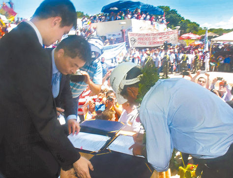 Puerto Suárez. Los ejecutivos de la ESM y Sinosteel Equipment firmaron ayer el contrato para la planta siderúrgica.