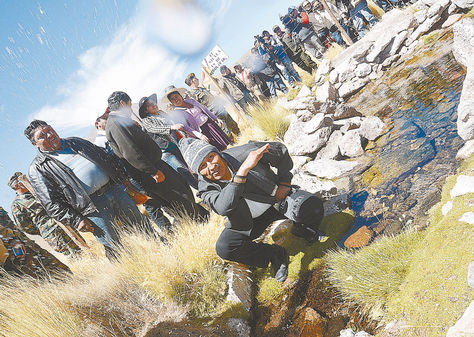 Visita. El presidente Morales inspecciona el primer ojo de agua en el Silala y moja a periodistas.