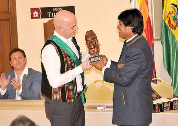 EL PRESIDENTE EVO MORALES (D) ENTREGA UN RECONOCIMIENTO A GIANNI INFANTINO. NOÉ PORTUGAL