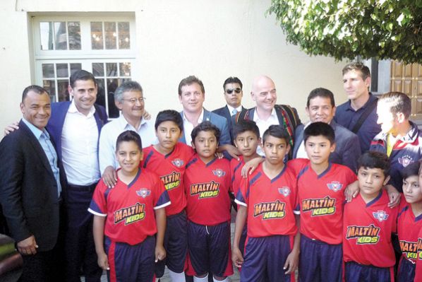LOS NIÑOS DE LA CATEGORÍA SUB 13 DE WILSTER JUNTO AL JEFE DE LA FIFA Y ALGUNAS ESTRELLAS.ARIEL GUZMÁN