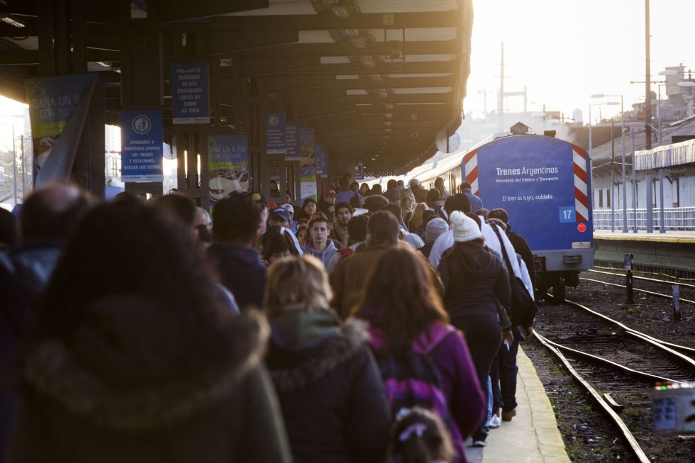 Pasajeros en la estación de trenes de Retiro, una de las más transitadas de Buenos Aires. Pasajeros en la estación de trenes de Retiro, una de las más transitadas de Buenos Aires.