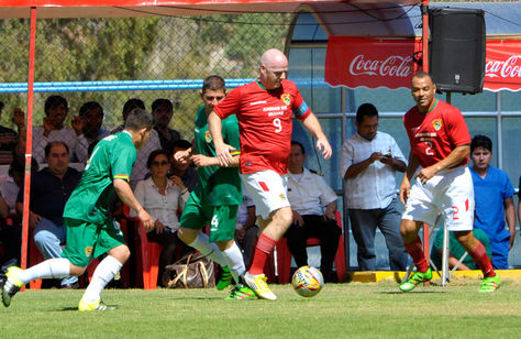 Gianni Infantino controla el balón, fue en el cotejo disputado en la cancha de Aurora. Foto: ABI