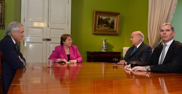 La renuncia de Felipe Bulnes como agente ante La Haya tomó por sorpresa a la clase política del vecino país.