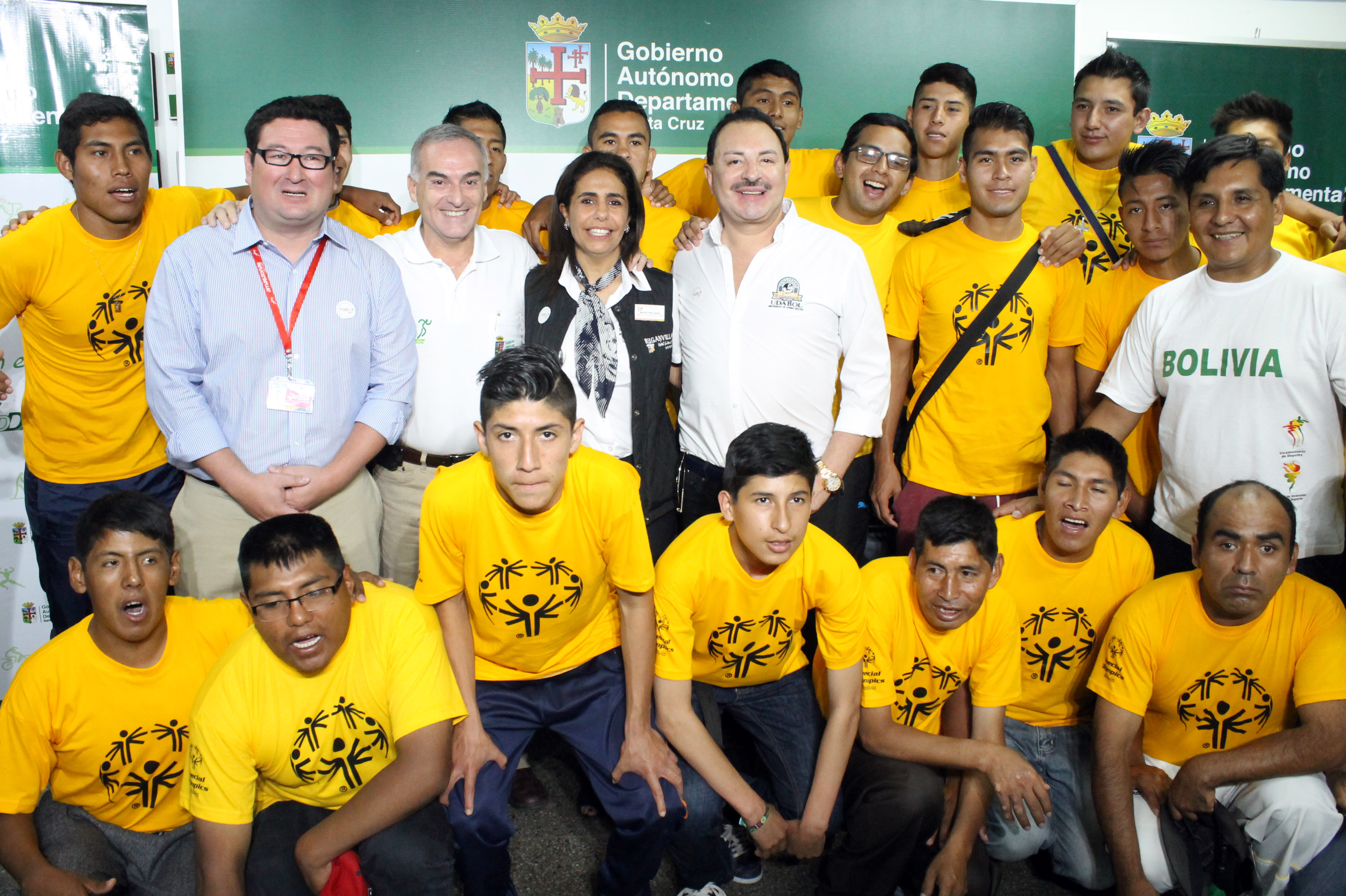 Delegación boliviana de fútbol junto a los auspiciadores