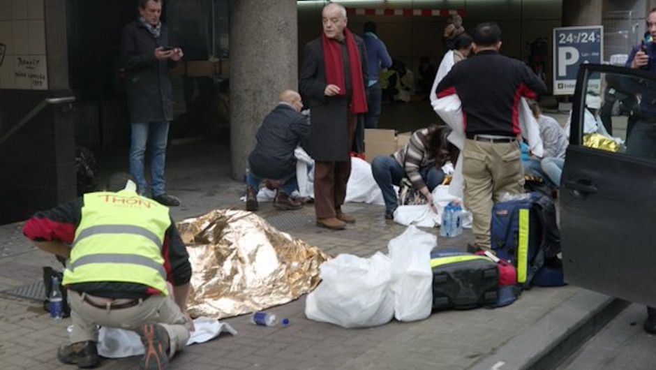 Varios heridos se encuentran a las afueras del metro de Bruselas por una de las explosiones que se registraron en la capital de Bélgica. (Crédito: Cortesía / Twitter @dirkalaerts)