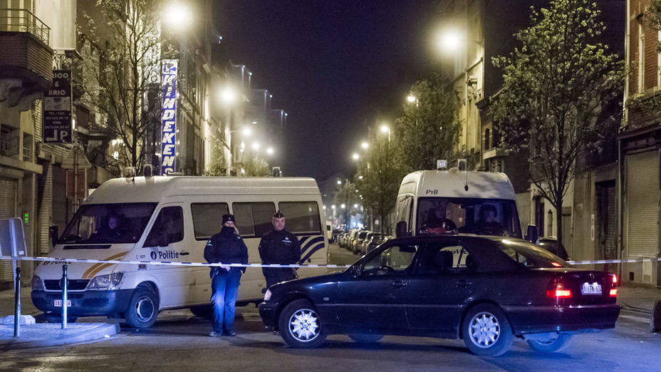 SL1. Brussels (Belgium), 08/04/2016.- Belgian police and security personnel are seen during a search in Anderlecht district in Brussels after 3 men were arrested this afternoon, in Brussels, Belgium, 08 April 2016. Mohamed Abrini, a Belgian national sought as one of the accomplices of Salah Abdeslam in preparations for the 13 November terrorist attacks in Paris, was arrested on 08 April in Brussels, Belgian media reported. Abrini, according to RBTF television, may also have been the 'man in the hat' seen in surveillance video leaving Brussels airport after the attacks on March 22. Images from the video were posted on 07 April on capital streets in hopes that someone would recognize him and tip off authorities. Also arrested was a suspect who allegedly had contact with the suicide bomber who blew himself up at Brussels' Maelbeek metro station on March 22. (Bruselas, Bélgica, Terrorista) EFE/EPA/STEPHANIE LECOCQ BELGIUM BRUSSELS ATTACKS RAIDS
