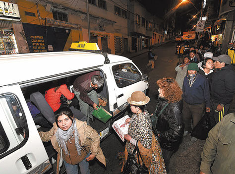 Demanda. Decenas hacen fila en la plaza Eguino para abordar un minibús de una línea nocturna.