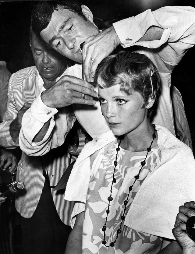 Vidal Sasoon encargándose del icónico corte de Mia Farrow durante el rodaje. 