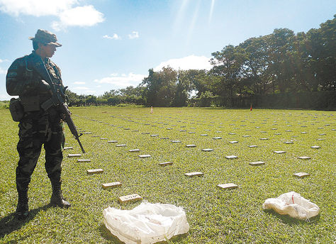 Yacuiba. Un policía de Umopar resguarda la droga incautada en dos operativos.