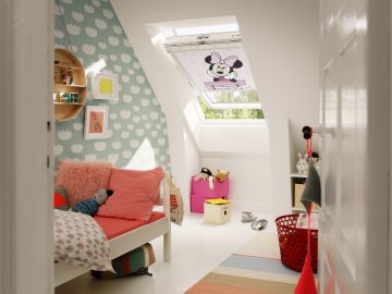 Buhardilla habilitada como habitación infantil.