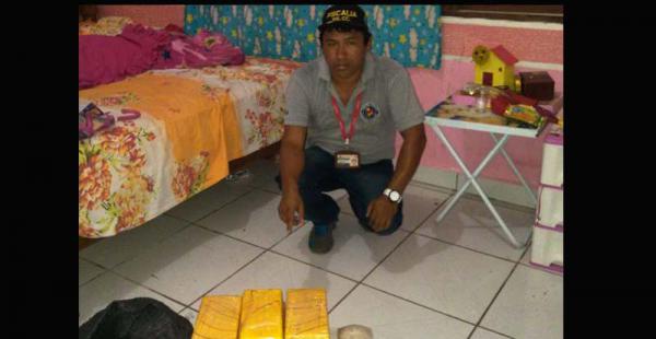 El fiscal José Luis Flores, de Puerto Quijarro, muestra los 13 paquetes que se incautaron en el domicilio de una pareja