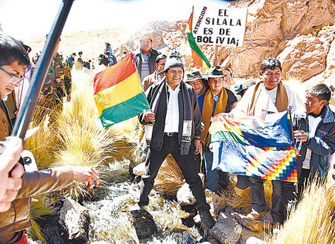 Inspección. Evo visitó el 29 de marzo el manantial Silala en Potosí.