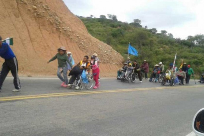DECISIÓN. La marcha de las personas con discapacidad continúa hacia La Paz.