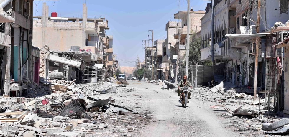 Un soldado sirio inspecciona el poblado de Al Qariatein este lunes tras la expulsión del ISIS.