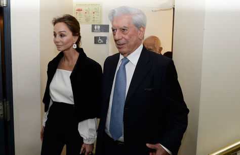 El escritor peruano Mario Vargas Llosa junto a su pareja Isabel Preysler a su llegada a una conferencia en el Instituto Cervantes en París (Francia). 
