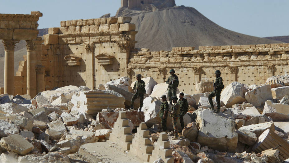 Soldados del Ejército sirio se coloca en las ruinas del Templo de Bel en la histórica ciudad de Palmira, en Homs, Siria (AP)