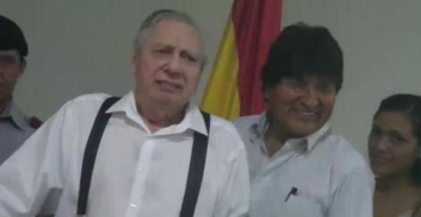 El alcalde junto al presidente Evo Morales durante un acto en el que anunció que haría campaña por el Sí en el referendo