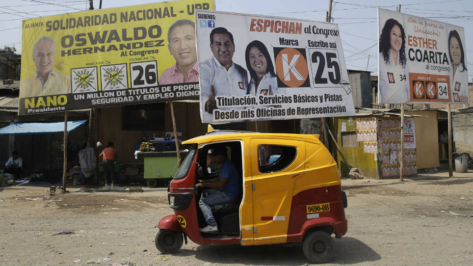 Propaganda electoral en un barrio de Lima, Perú. (Martin Mejia/AP)