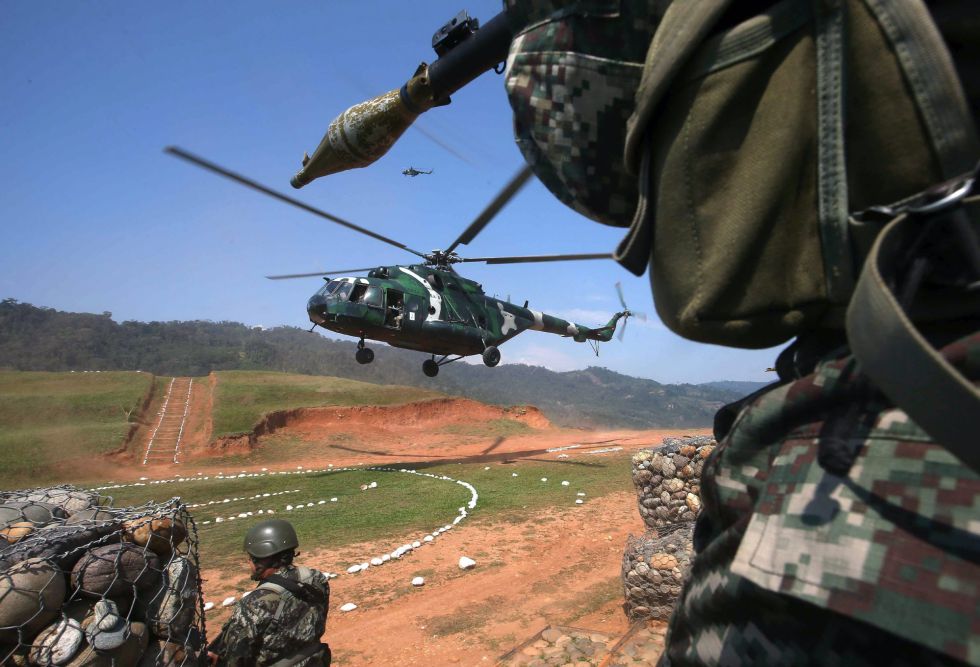 Un helicóptero de la Armada de Perú aterriza en una base antiterrorista, en 2015.