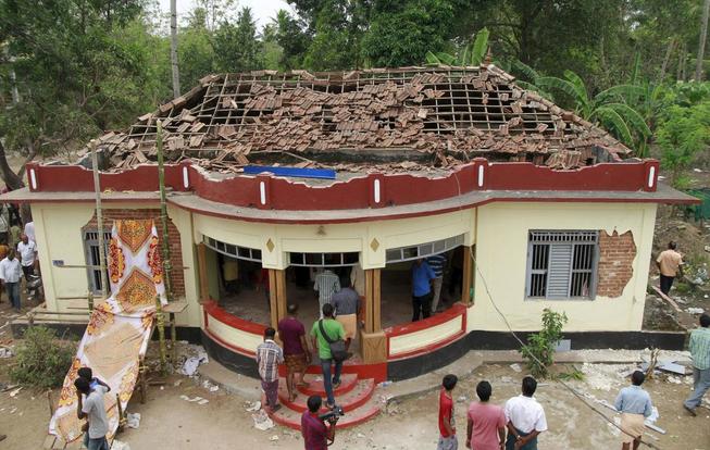 Reunión de espontáneos en una zona dañada del templo afectado por el incendio en Kerala. (Reuters)