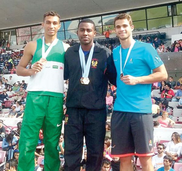 BRUNO ROJAS (D), EN EL SEGUNDO LUGAR DE LOS 200 METROS. FEDACHI