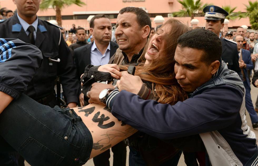 Arresto de una activista de Femen, este lunes en Beni Melal (Marruecos), cuando protestaba por el juicio a un homosexual.