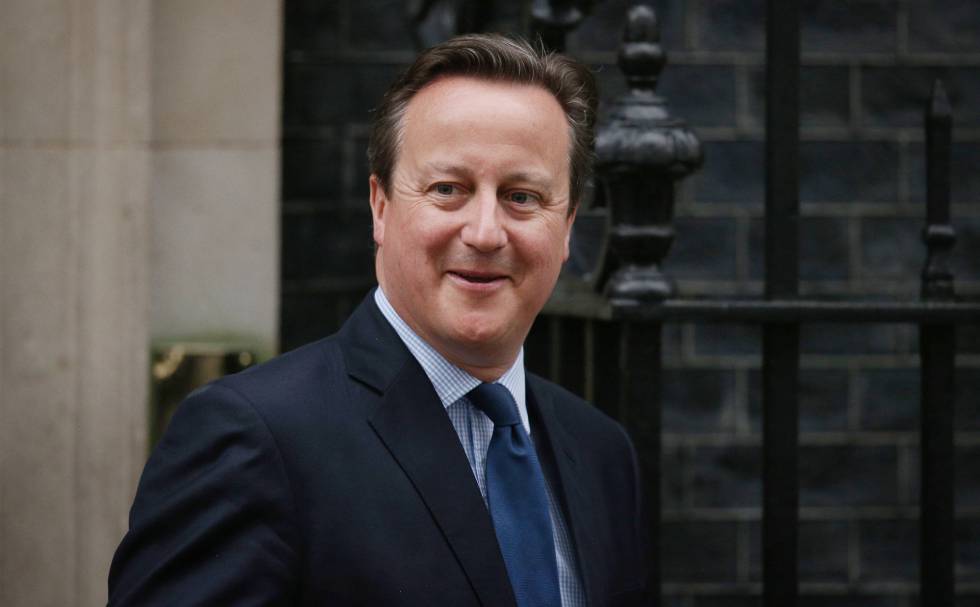 David Cameron sale de su residencia este lunes rumbo al Parlamento.