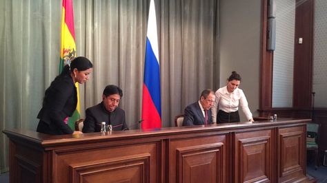 El canciller David Choquehuanca y su colega ruso, Serguéi Lavrov, firman el acuerdo bilateral en Moscú. Foto: @osodelosandes