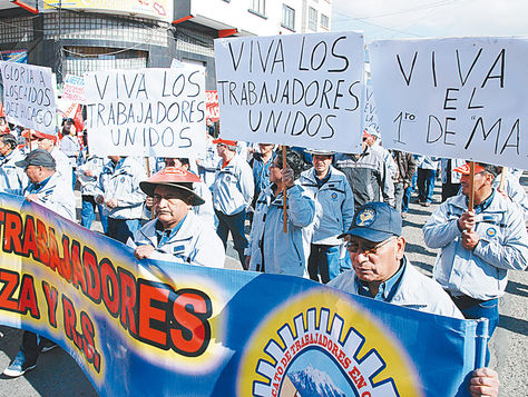 Celebración. Trabajadores en la marcha del 1 de mayo, en 2015.