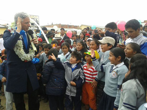 El vicepresidente Álvaro García Linera en la Unidad Educativa '6 de marzo' de El Alto festejando el día del niño.
