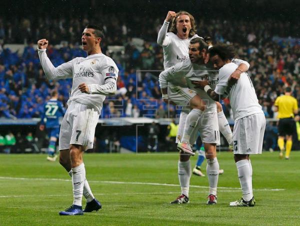 El delantero portugués del Real Madrid Cristiano Ronaldo (i) celebra su segundo gol, y segundo del equipo frente al Wolfsburgo alemán, durante el partido de vuelta de cuartos de final de la Liga de Campones que se jugó en el estadio Santiago Bernabéu, en Madrid. EFE