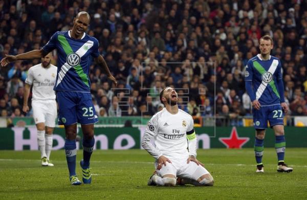 El defensa del Real Madrid Sergio Ramos (c) se lamenta ante el defensa brasileño Naldo (i) y el centrocampista Maximilian Arnold (d), del Wolfsburgo alemán, durante el partido de vuelta de cuartos de final de la Liga de Campones que se jugó en el estadio Santiago Bernabéu. EFE