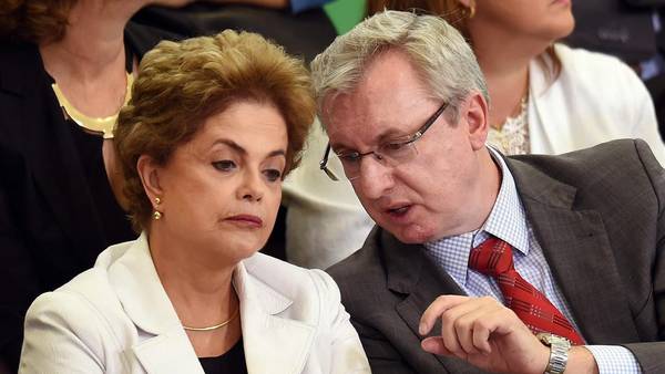 Dilma Rousseff escucha a su ministro de Ciencia y Tecnología./ AFP