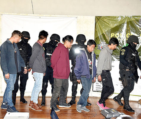 Operativo. Jóvenes pertenecientes a pandillas fueron capturados por la Policía boliviana, en marzo. 