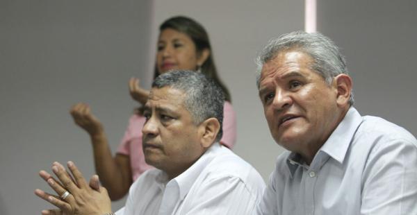 A la derecha, el defensor del Pueblo Rolando Villena y su delegado Hernán Cabrera