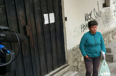 Pilar Guzmán, quien dice ser tía de Gabriela Zapata, en afueras de la cárcel de Miraflores. Foto: La Razón Digital - archivo 